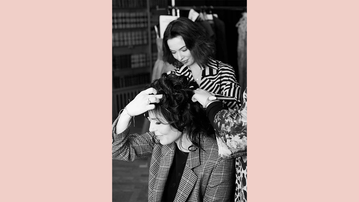 Billede til den relaterede nyhed Couture & kendisser: Kom backstage til DFKFs Charity Catwalk