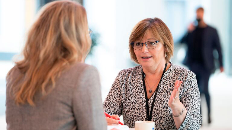 Billede til den relaterede nyhed Kan det virkelig passe, at frisører ikke får arbejdsskader?